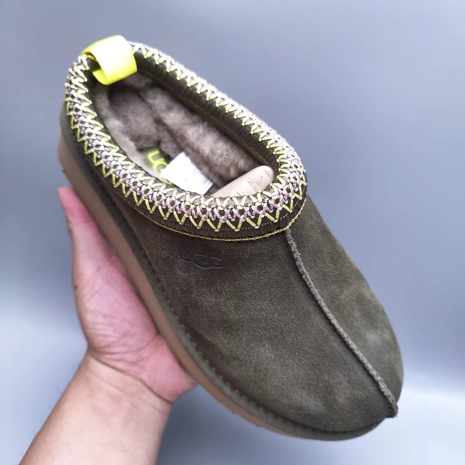 💰440 UGG sheepskin all-in-one snow boots 2553 co-branded national trend style thick-soled one-leg women’s snow boots🐾~ 🍭 A co-branded trendy item launched with well-known designer brands Feng Chen Wang and TELFAR. Zhou Dongyu & Wang Jiaer’s same style Fang Kete boots. The slip-on design makes it easy to put on and take off, and can be used indoors or outdoors. The exotic edging design is eye-catching, and it is definitely worth buying~ 🍭Material: cowhide➕sheep fur Outsole: rubber (light wing technology) 🍭Color: black, maroon, sand, dark green, light gray, chocolate, beige, walnut, brown, dark gray, red 🍭Number of codes: 35-42